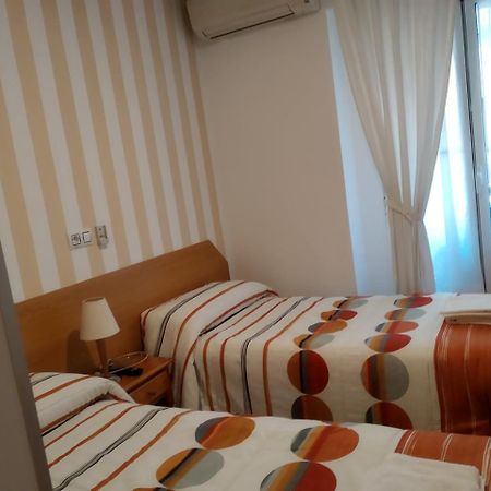 Pension Dominguez Madrid Exterior foto