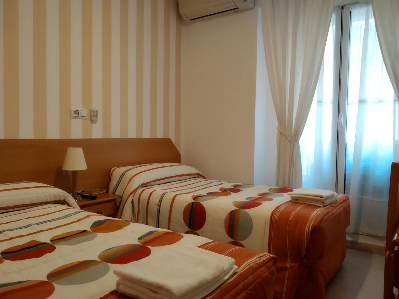 Pension Dominguez Madrid Exterior foto