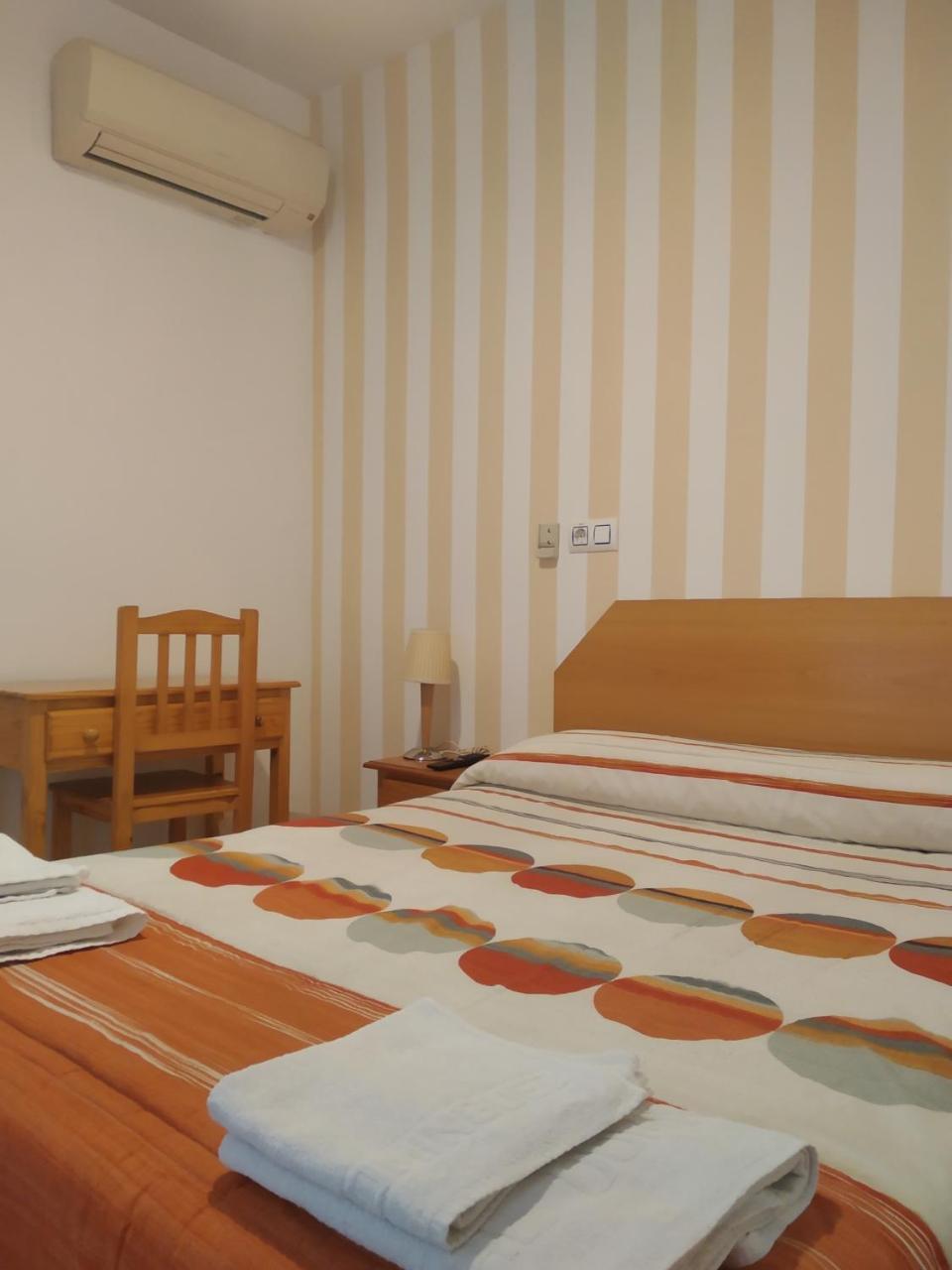 Pension Dominguez Madrid Exterior foto